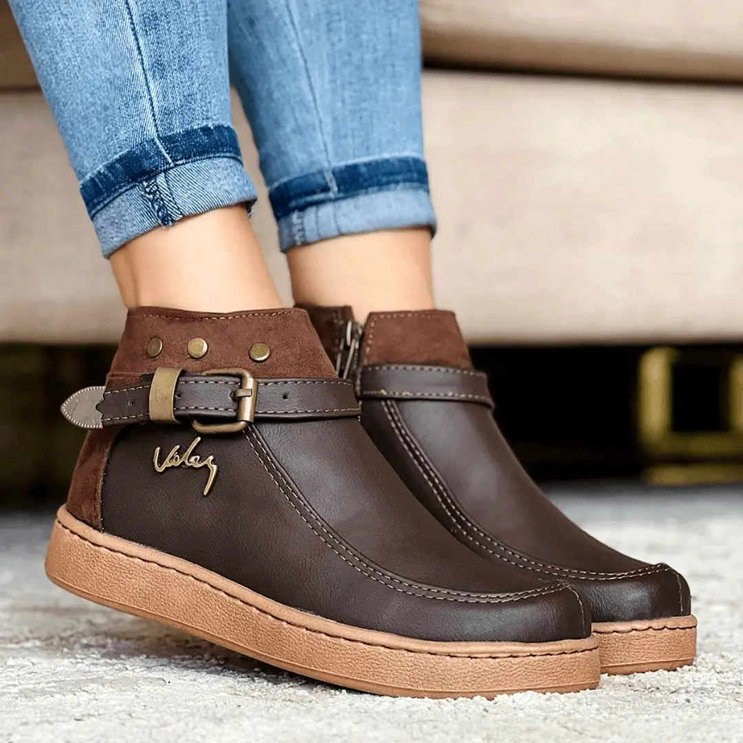 Botín casual para mujer en tono marrón con materiales resistentes y diseño moderno, suela antideslizante que ofrece confort y seguridad, perfecto para uso diario y estilos versátiles de moda urbana.