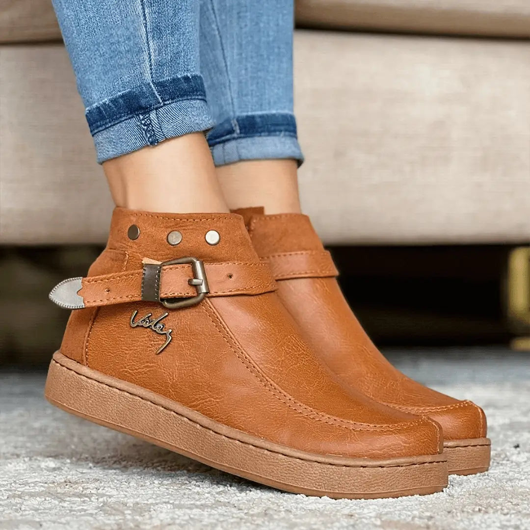 Botín casual para mujer en color cuero con detalle de hebilla ajustable, suela antideslizante y diseño cómodo ideal para uso diario y estilo moderno, combinable con jeans y prendas casuales.