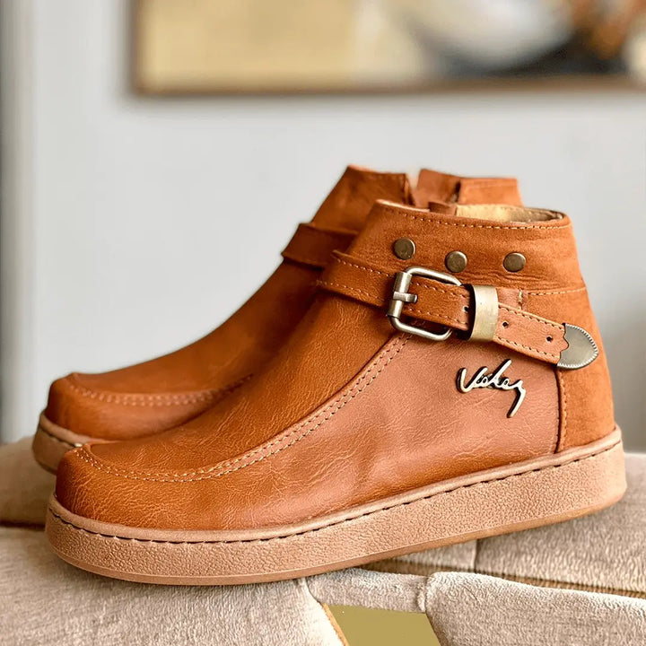 Botín para mujer color marrón claro con diseño elegante y moderno, detalle de hebilla ajustable y costura visible, suela antideslizante y cómoda para uso diario, perfecto para combinar con estilos casuales y formales, material resistente que garantiza durabilidad y confort.