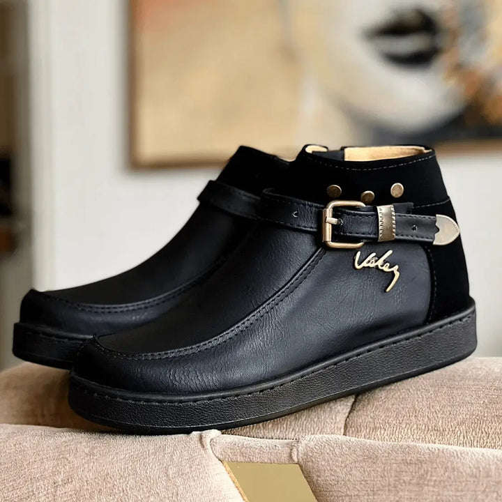 Botines negros elegantes para mujer con diseño sofisticado y cómodo, material resistente al desgaste y suela antideslizante, ideales para uso diario y ocasiones formales, combinan estilo y durabilidad para un look moderno y práctico.