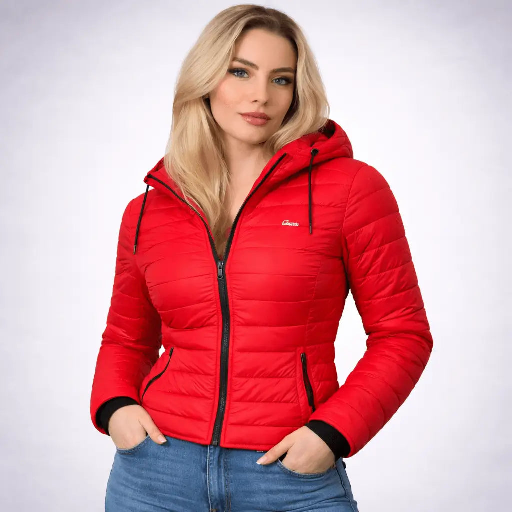 Chaqueta impermeable Alaska para mujer color rojo con capucha ajustable, cierre frontal de cremallera y bolsillos sellados, tejido ligero y transpirable que protege del agua y el viento, ideal para uso urbano y actividades al aire libre en clima frío.