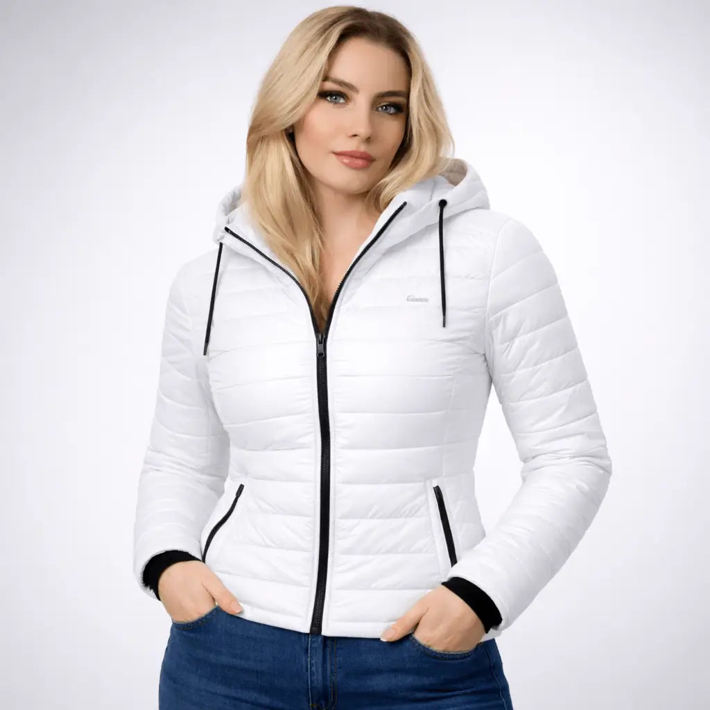 Chaqueta impermeable Alaska para mujer en color blanco con capucha ajustable, cierre frontal sellado, forro térmico ligero, bolsillos con cremallera impermeable y costuras selladas para protección contra lluvia y viento frío.