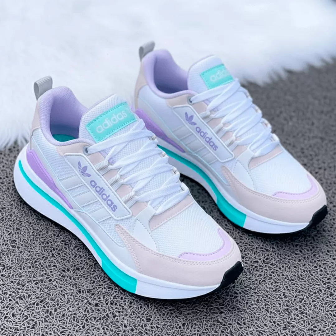 Zapatillas Fit Pro deportivas de moda para mujer en color blanco con detalles en lila y verde menta. Zapatillas estilo urbano con suela gruesa, malla transpirable y acabados en tonos pastel, ideales para un look casual y cómodo.