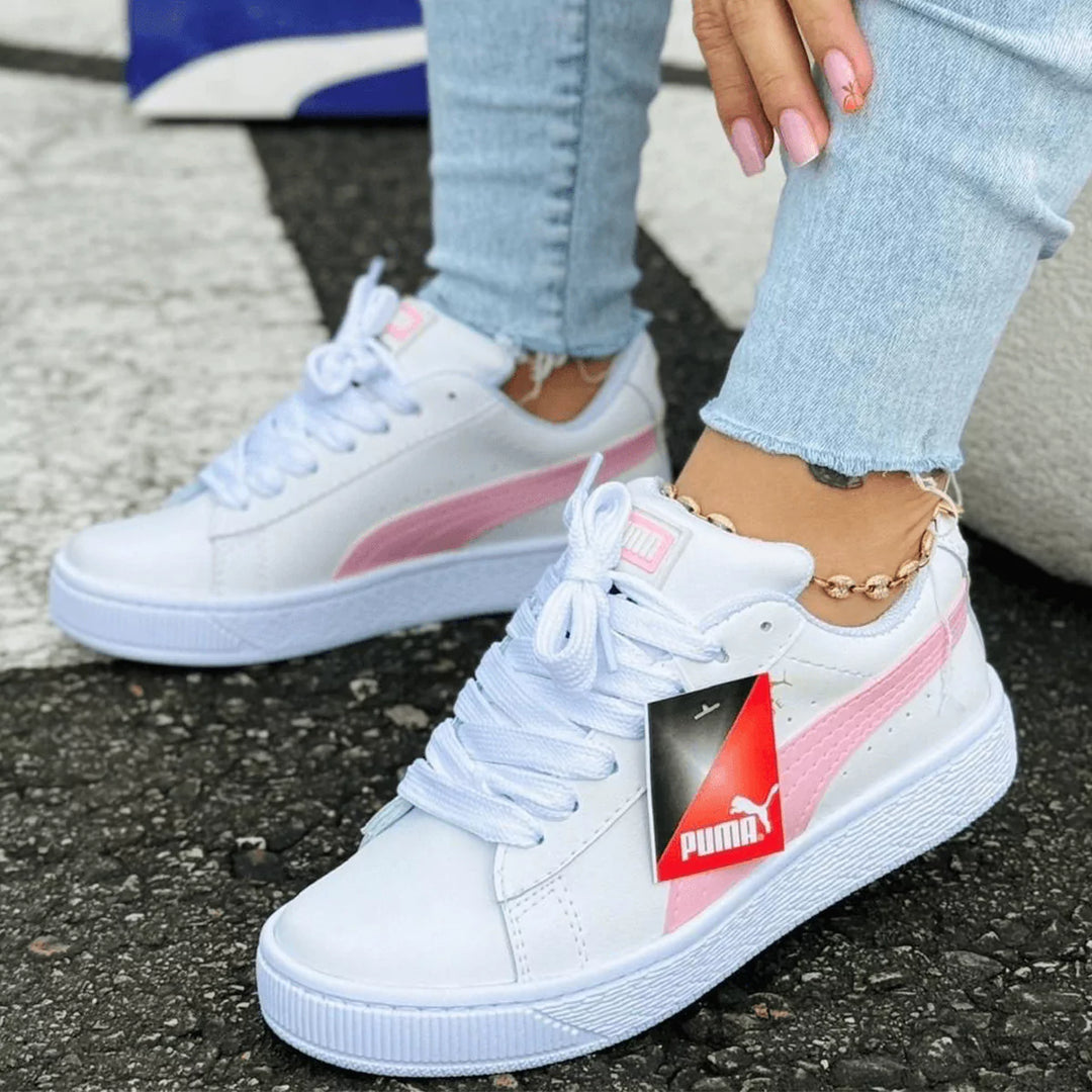 Zapatilla estilo retro para mujer, color blanco con detalles rosa pastel. Calzado cómodo y moderno, ideal para uso diario o un look casual atrevido. Diseño clásico de estilo deportivo con suela de goma que ofrece agarre y confort. Perfecta para mujeres que buscan comodidad y un toque de color. Paga al recibir, con envío gratis. Un calzado que realza tu estilo único.