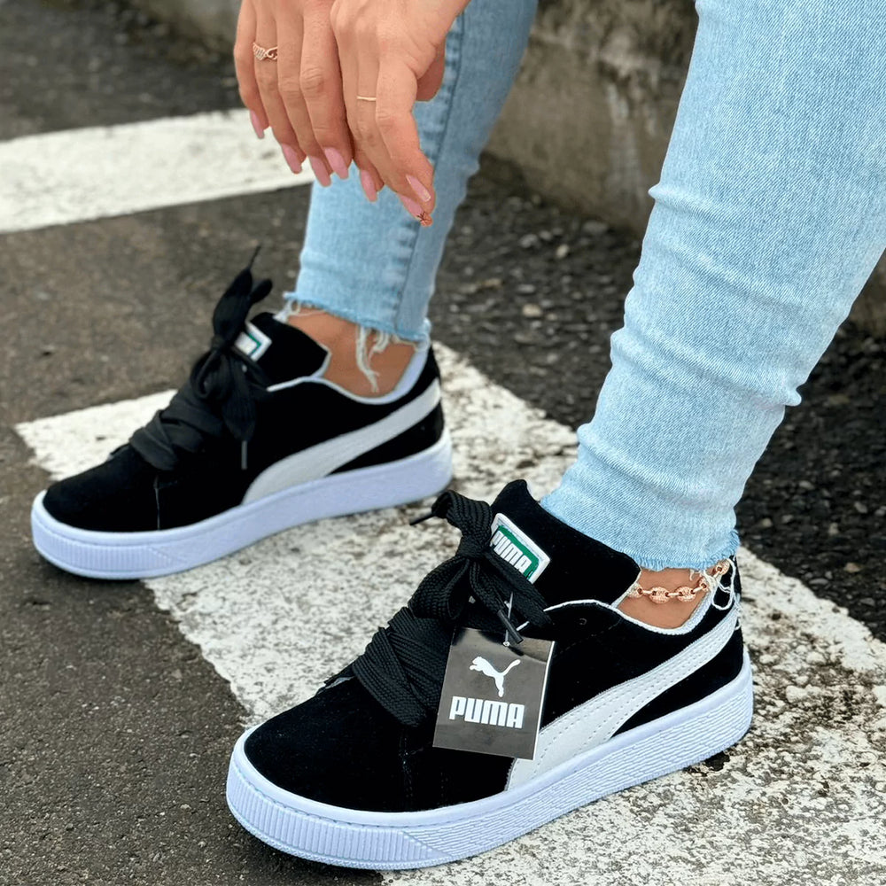 Zapatilla estilo retro para mujer, color negro clásico con detalles blancos. Calzado cómodo y moderno, ideal para uso diario o un look casual. Diseño versátil de estilo deportivo con suela de goma que ofrece agarre y confort. Perfecta para mujeres que buscan un toque de elegancia y atemporalidad. Paga al recibir, con envío gratis. Un calzado que marca tu presencia con personalidad.