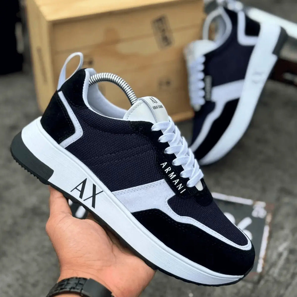 Tenis Urbano color negro y blanco, diseño moderno y cómodo para uso diario, suela antideslizante y material transpirable ideal para caminar y actividades urbanas en Colombia.