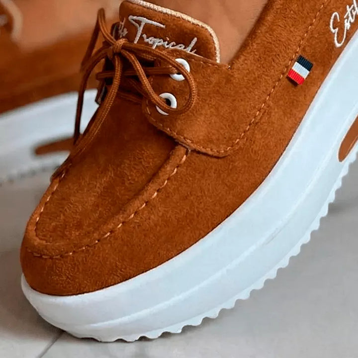 Primer plano detallado de la parte frontal de las Zapatillas Francia color Miel, mostrando la textura del material, costuras reforzadas y cordones.