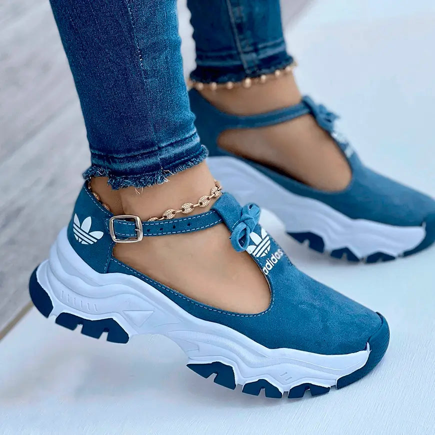 Zapatillas Alicia para mujer en azul con diseño cómodo y moderno, suela gruesa antideslizante que ofrece soporte y amortiguación ideal para uso diario en ciudad, cierre ajustable con hebilla para mejor calce, perfectas para combinar con jeans y un estilo casual y deportivo.
