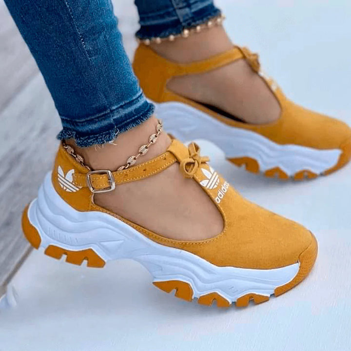 Zapatilla tipo sandalia para mujer, color mostaza vibrante con suela plataforma blanca y detalles en mostaza. Calzado cómodo, moderno y lleno de personalidad, ideal para el uso diario y un look casual audaz. Diseño abierto y transpirable con suela elevada que ofrece altura y confort. Perfecta para mujeres que buscan destacar con un toque de color y originalidad. Paga al recibir, con envío gratis