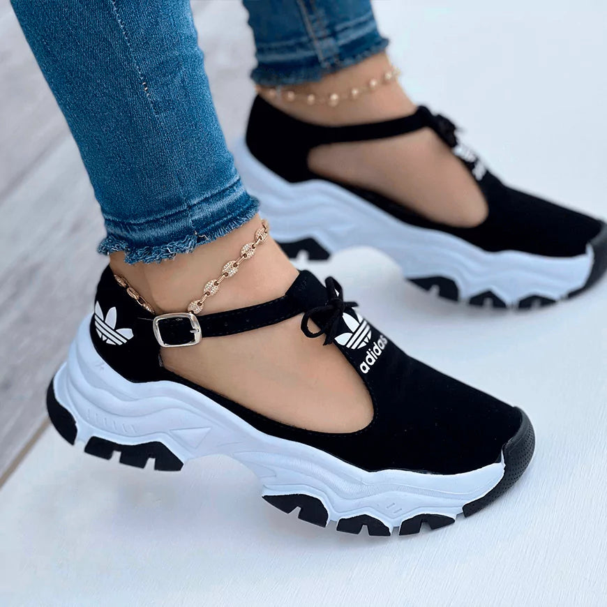 Zapatilla tipo sandalia para mujer, color negro con suela plataforma blanca y detalles en negro. Calzado cómodo, moderno y versátil, ideal para el uso diario y un look casual con estilo. Diseño abierto y transpirable con suela elevada que ofrece altura y confort. Perfecta para mujeres que buscan un toque distintivo y elegante. Paga al recibir, con envío gratis.