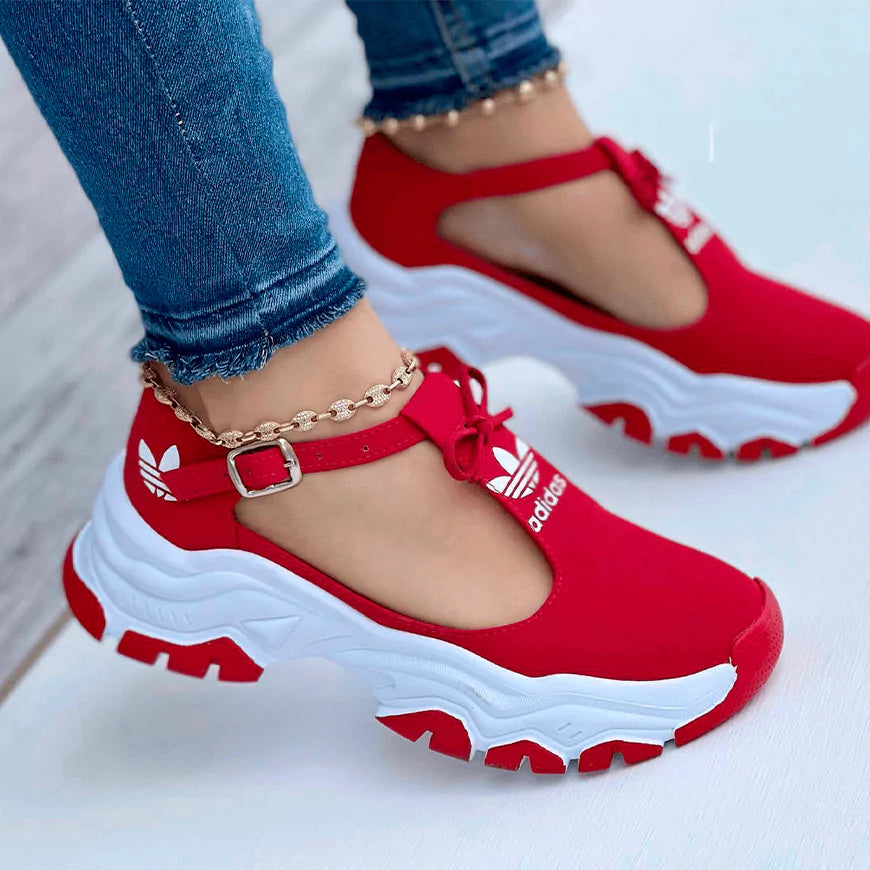 Zapatilla tipo sandalia para mujer, color rojo vibrante con suela plataforma blanca y correa con hebilla. Calzado cómodo, moderno y atrevido, ideal para el uso diario y un look casual impactante. Diseño abierto y transpirable con suela elevada que ofrece altura y confort. Perfecta para mujeres que buscan expresar su pasión y estilo único. Paga al recibir, con envío gratis. Un calzado que realza tu presencia con energía.