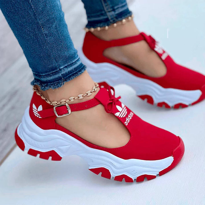 Zapatilla tipo sandalia para mujer, color rojo vibrante con suela plataforma blanca y correa con hebilla. Calzado cómodo, moderno y atrevido, ideal para el uso diario y un look casual impactante. Diseño abierto y transpirable con suela elevada que ofrece altura y confort. Perfecta para mujeres que buscan expresar su pasión y estilo único. Paga al recibir, con envío gratis. Un calzado que realza tu presencia con energía.