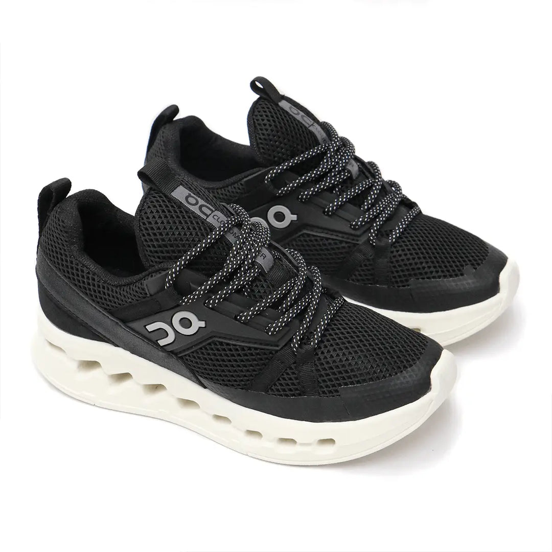Zapatillas deportivas negras Cloud running para dama con diseño moderno y transpirable, suela blanca con tecnología de amortiguación avanzada para máxima comodidad y soporte en cada paso, ideales para correr y uso diario, calzado ligero y duradero que optimiza el rendimiento y reduce el impacto.