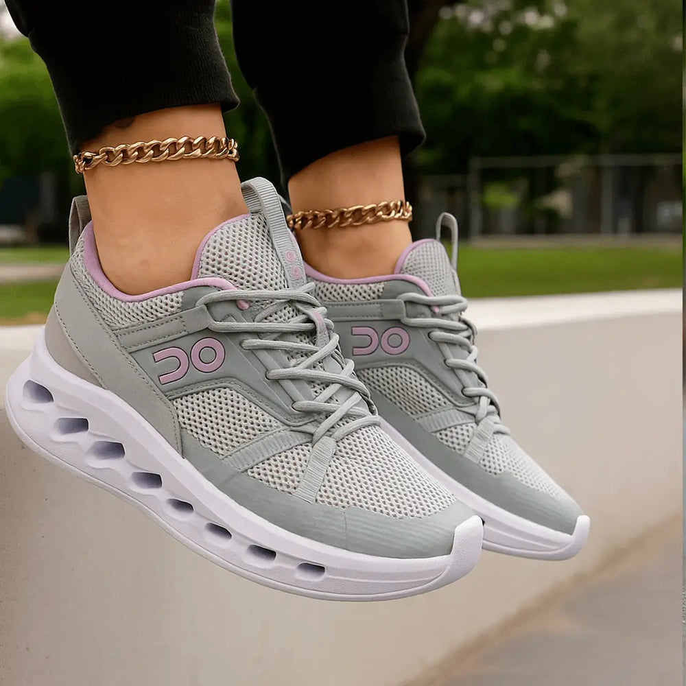 Zapatillas deportivas para mujer color gris con detalles lilas, diseño liviano y transpirable con suela amortiguadora para máximo confort en caminatas y ejercicios, ideales para uso urbano y estilo casual moderno en Colombia.