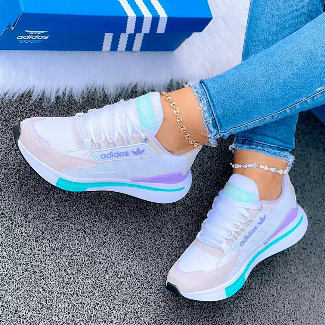Zapatillas Fit Pro en blanco y lilas, combinación suave que aporta ligereza visual sin perder actitud