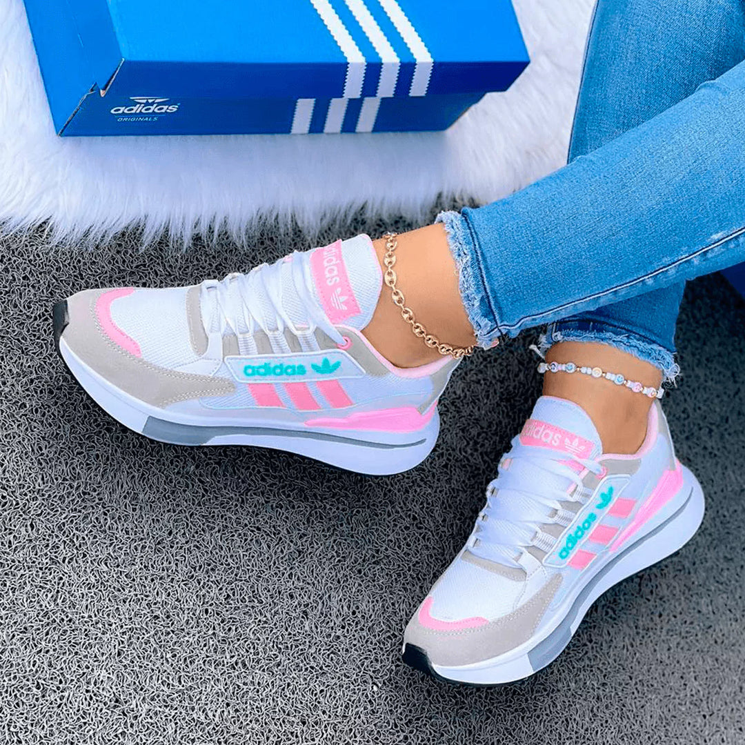 Tenis Fit Pro blanco con detalles rosados, look fresco y femenino ideal para la rutina diaria o salidas con estilo.