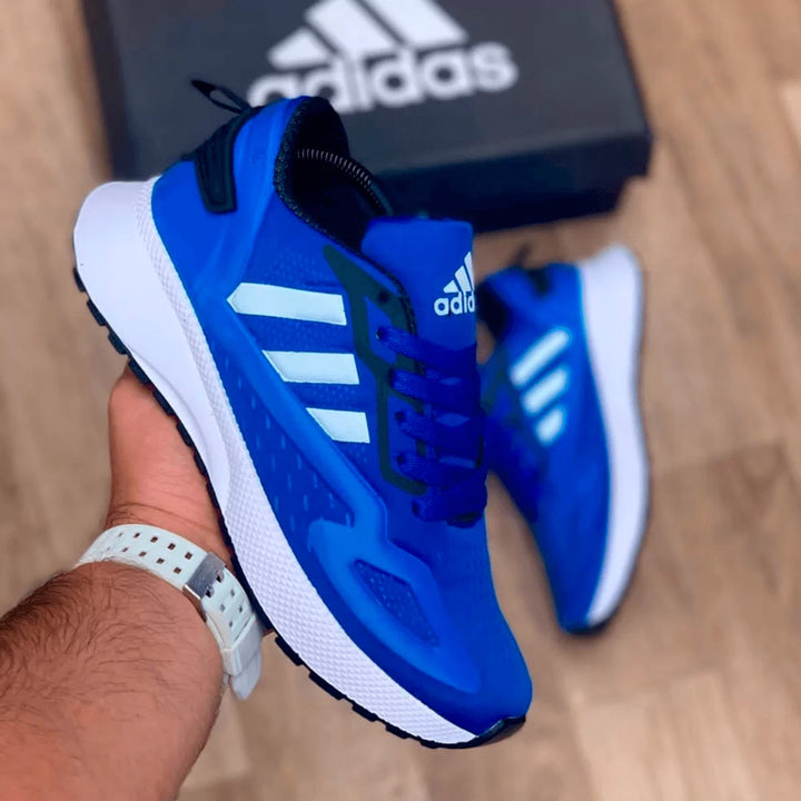 Tenis en tono azul marino, diseño sobrio y deportivo, ideales para entrenamientos largos y uso diario.