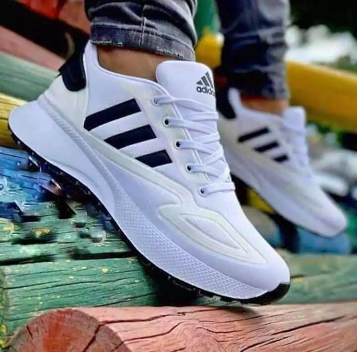 Tenis blancos de hombre para running, estilo limpio y fresco, ideal para entrenamientos y looks casuales.