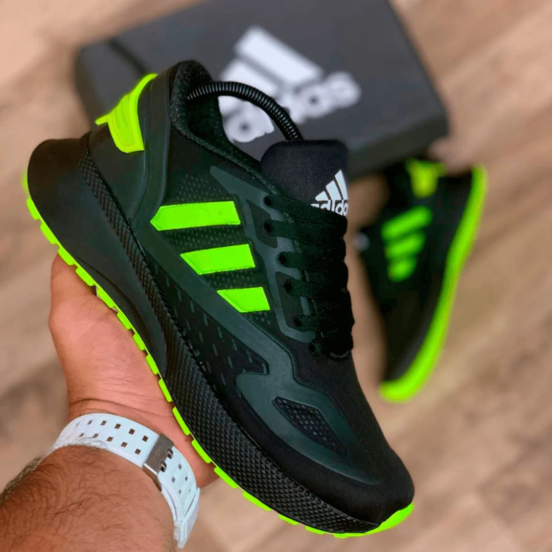 Tenis negros con detalles en verde neón, estilo llamativo y cómodo para entrenar con actitud.