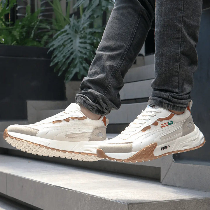 Zapatillas deportivas urbanas color blanco y beige con suela antideslizante de alta tracción, diseño moderno y cómodo ideal para uso diario y actividades al aire libre, confeccionadas con materiales transpirables y duraderos que brindan soporte y amortiguación para mayor confort en cada paso.