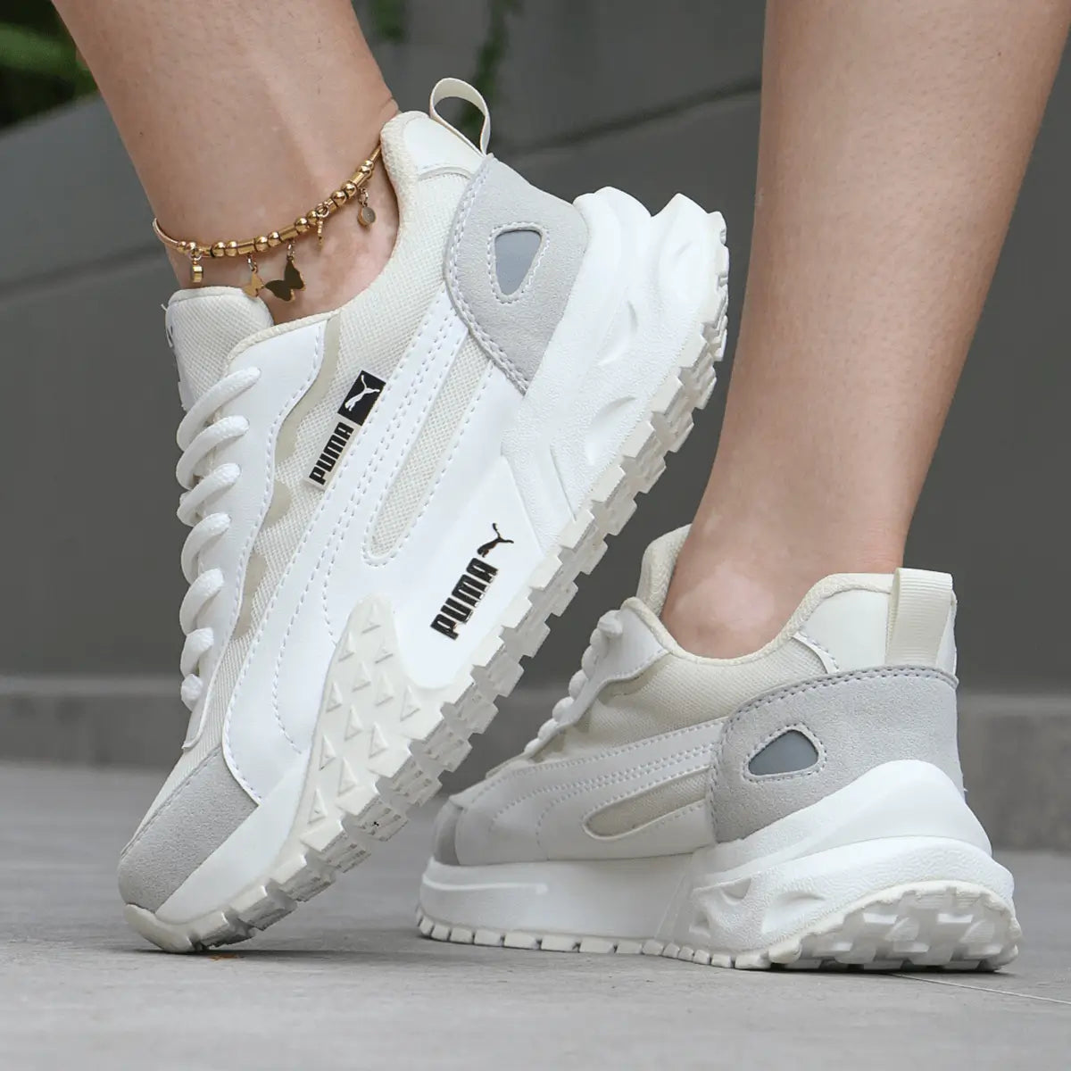 Zapatillas Street Rise en tonos beige y blanco, diseño urbano moderno con suela antideslizante y amortiguación para máximo confort, ideales para uso diario y estilo casual, calzado liviano y resistente que aporta estabilidad y soporte al caminar.