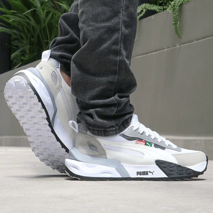 Zapatillas Street Rise color blanco y gris, calzado urbano cómodo y moderno con suela antideslizante, diseño ligero ideal para uso diario y deporte casual, perfectas para estilo streetwear y caminar con soporte y durabilidad avanzada.