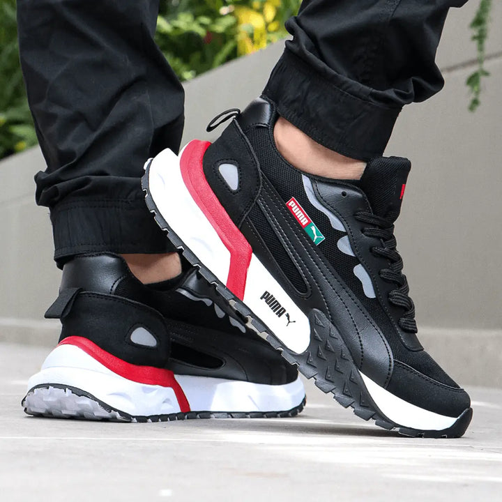 Zapatillas Street Rise para hombre en color negro con detalles rojos y suela blanca, diseño deportivo y urbano, materiales transpirables y cómodos para uso diario, suela antideslizante que proporciona estabilidad y soporte ideal para actividades al aire libre y caminar en la ciudad.