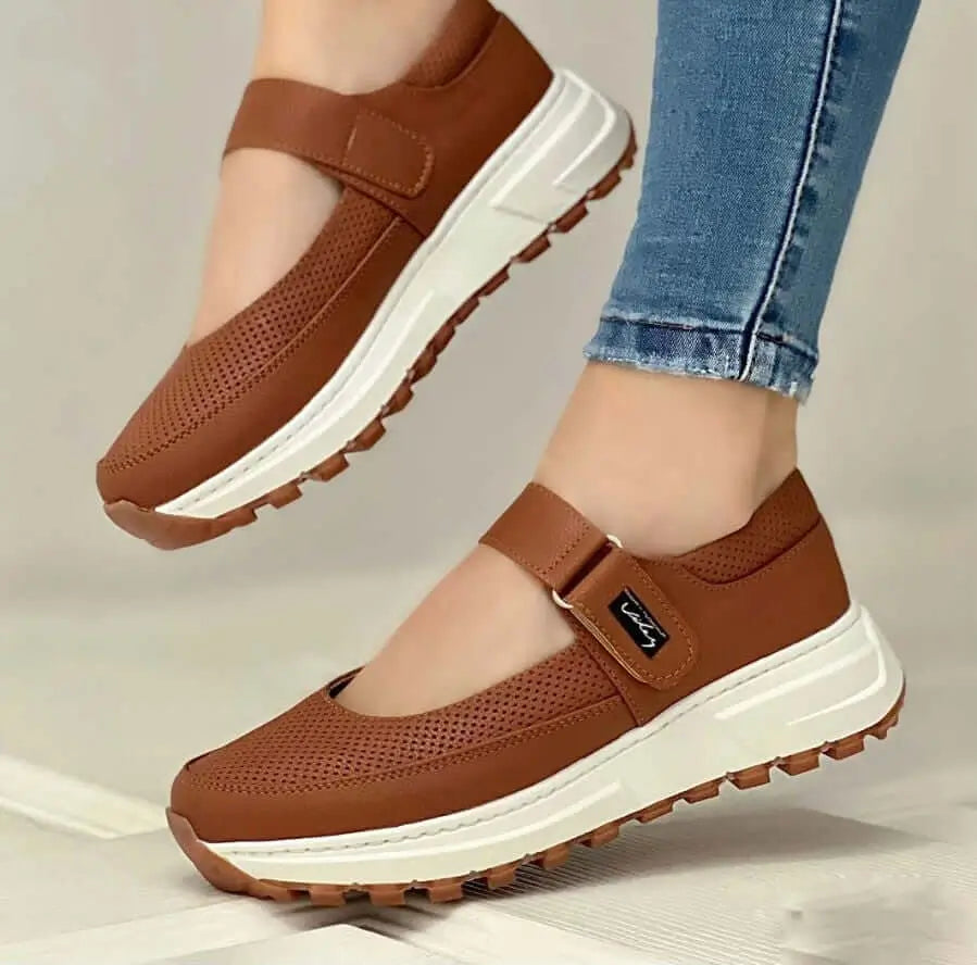 Zapatos mocasines color marrón con suela blanca antideslizante, diseño cómodo y transpirable con ajuste de velcro, ideales para uso diario y estilo casual con soporte para el arco del pie y amortiguación que proporciona confort durante todo el día.