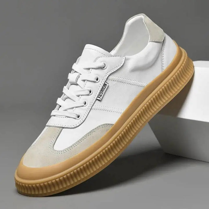Zapatos deportivos blancos para hombre con suela de goma antiderrapante color caramelo, diseño moderno y casual, materiales transpirables y cómodos ideales para uso diario y caminatas urbanas, calzado ligero y resistente que combina estilo y funcionalidad.